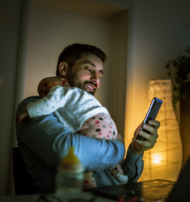 Personne utilisant un téléphone mobile pour accéder aux fonctionnalités de l’application Cigna Health Benefits