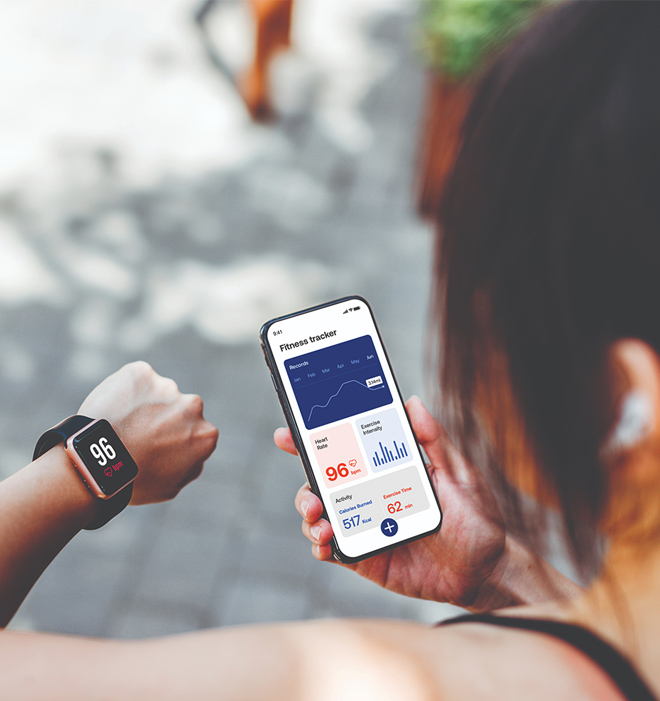 Personne tenant un smartphone affichant l’interface de l’application Cigna Wellbeing